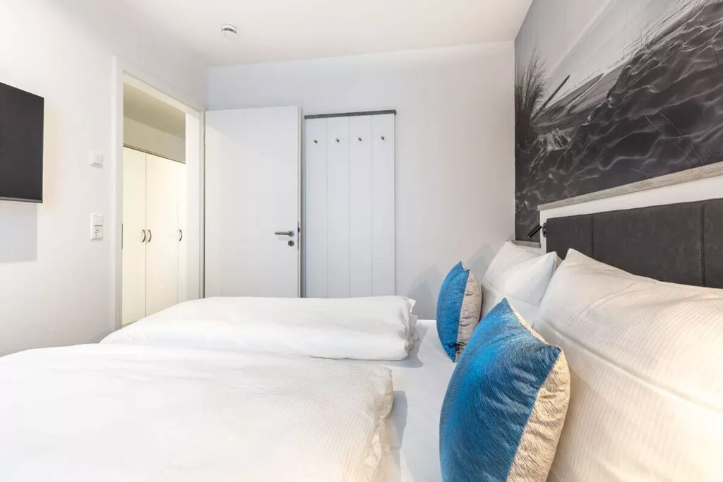 407823-Bedroom