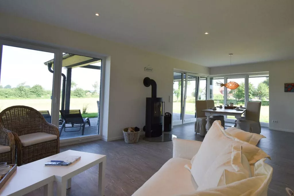 381092-Dining room