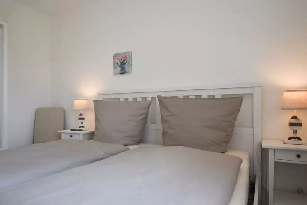 381092-Bedroom