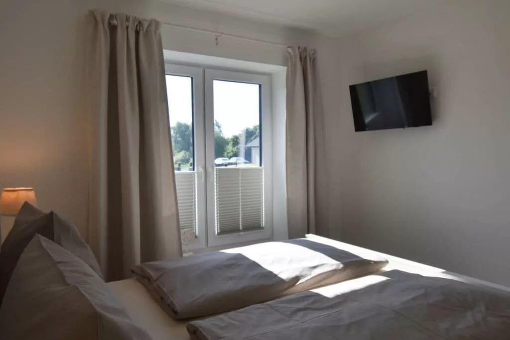 381092-Bedroom