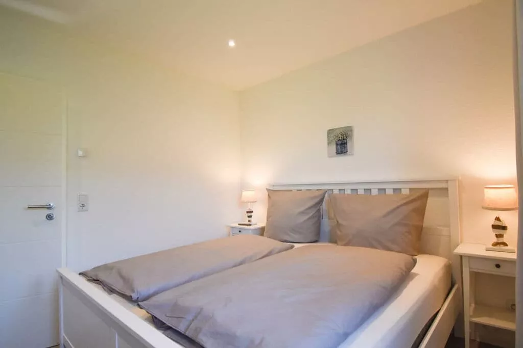 381092-Bedroom