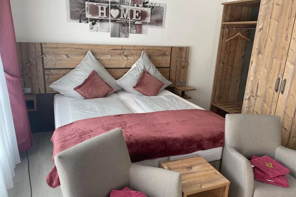 402927-Bedroom