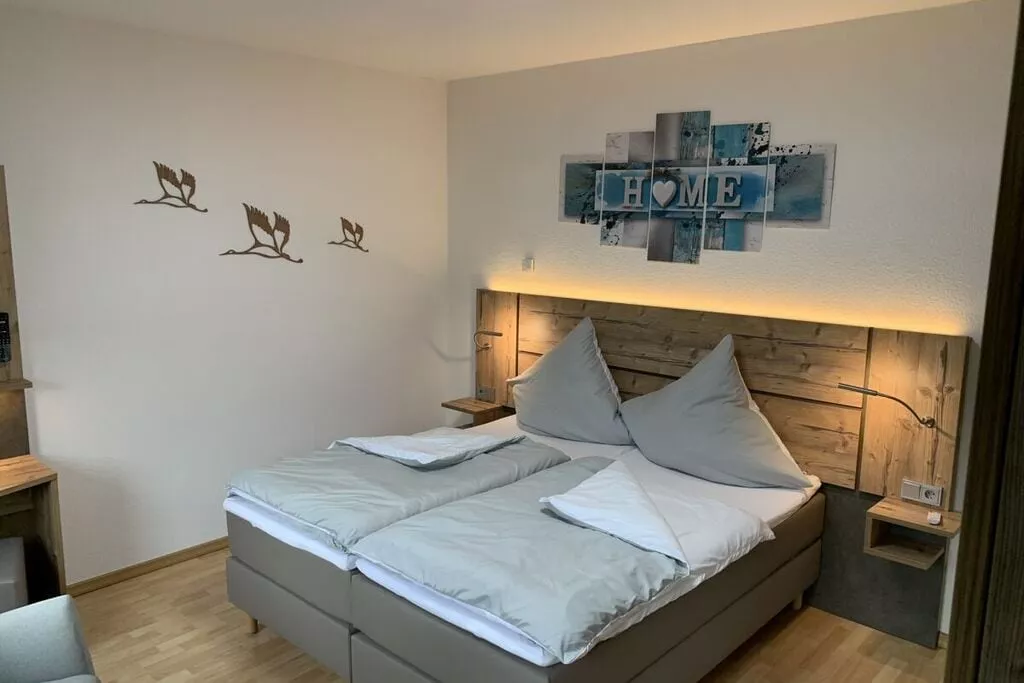 402927-Bedroom