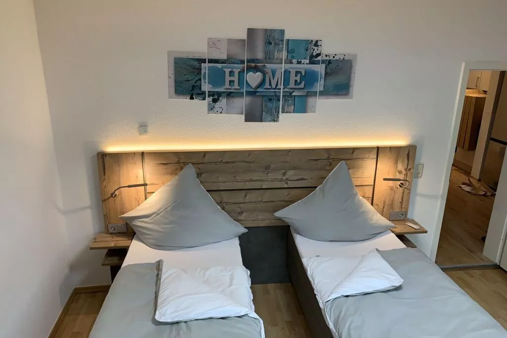 402927-Bedroom