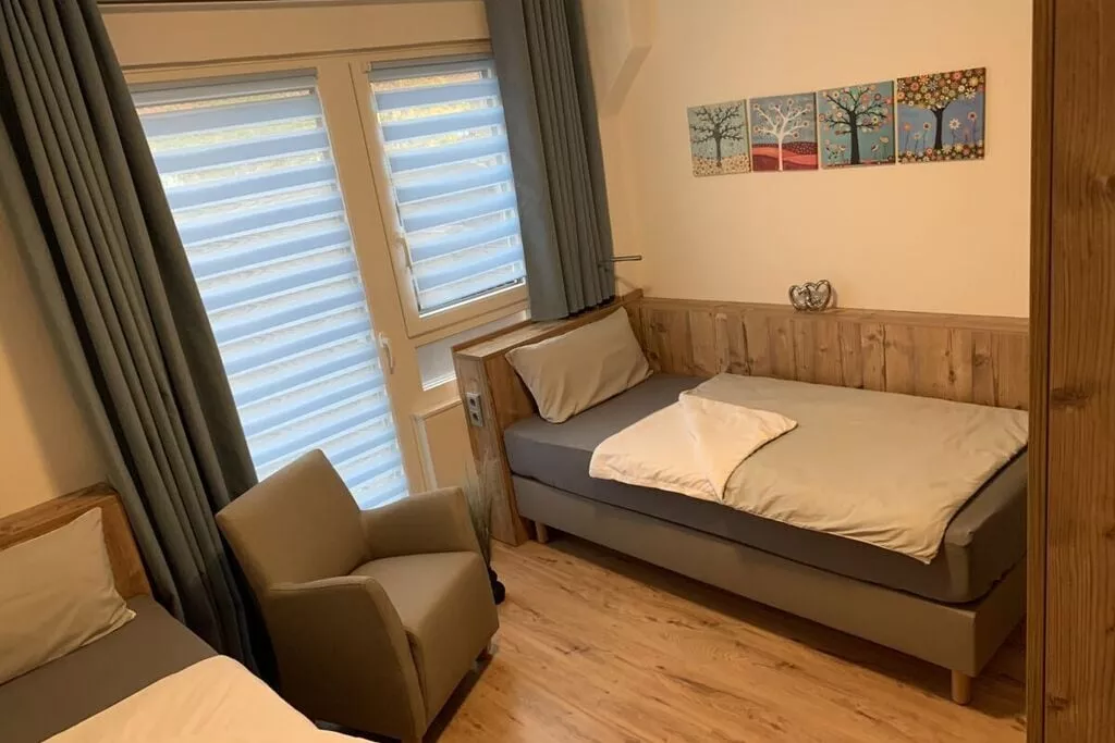 402927-Bedroom