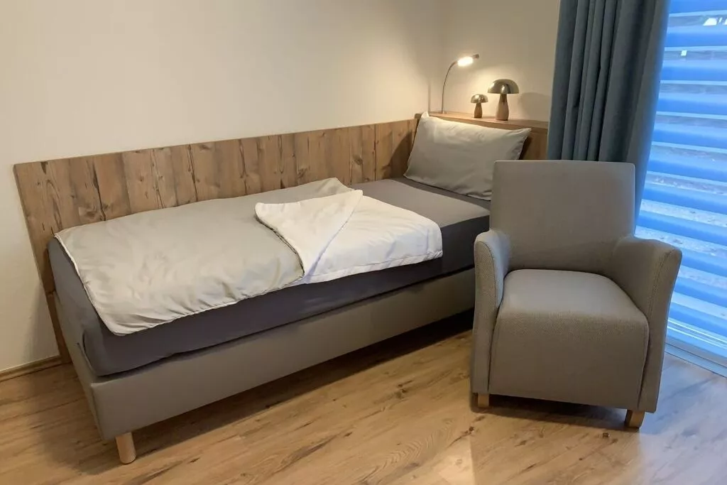 402927-Bedroom