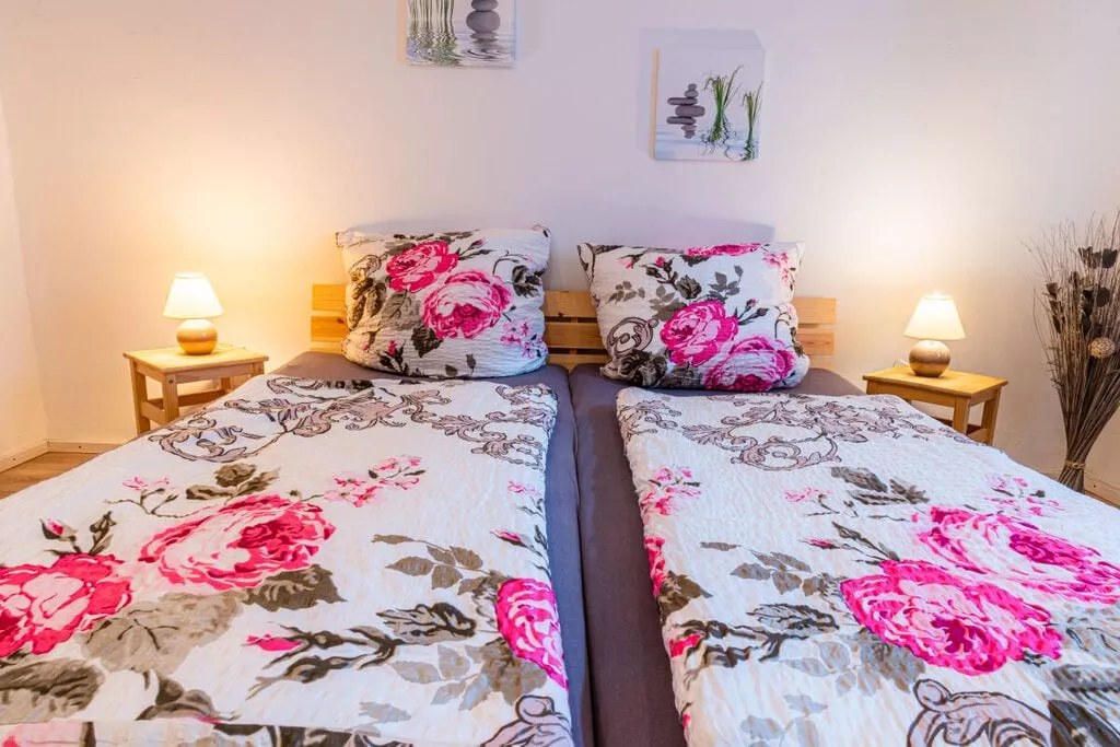 440018-Bedroom