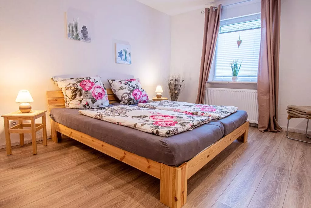 440018-Bedroom