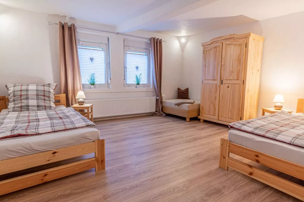 440018-Bedroom