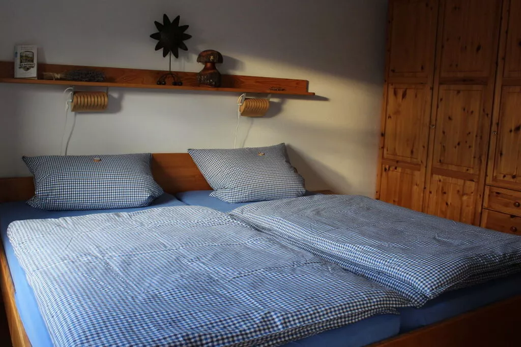 40042-Bedroom