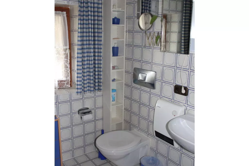 40042-Bathroom