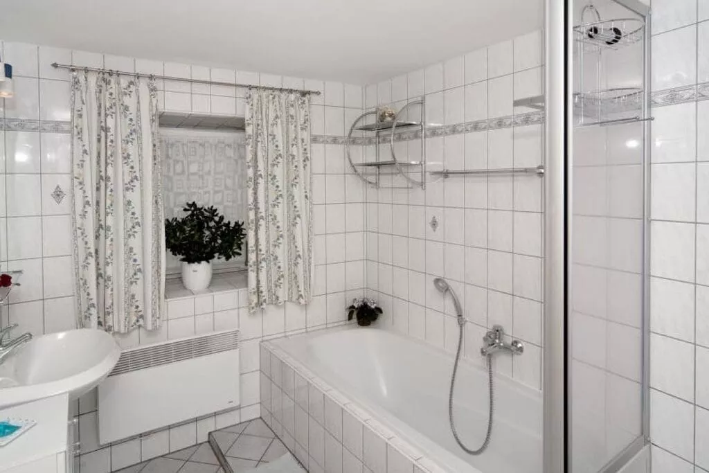 16254-Bathroom