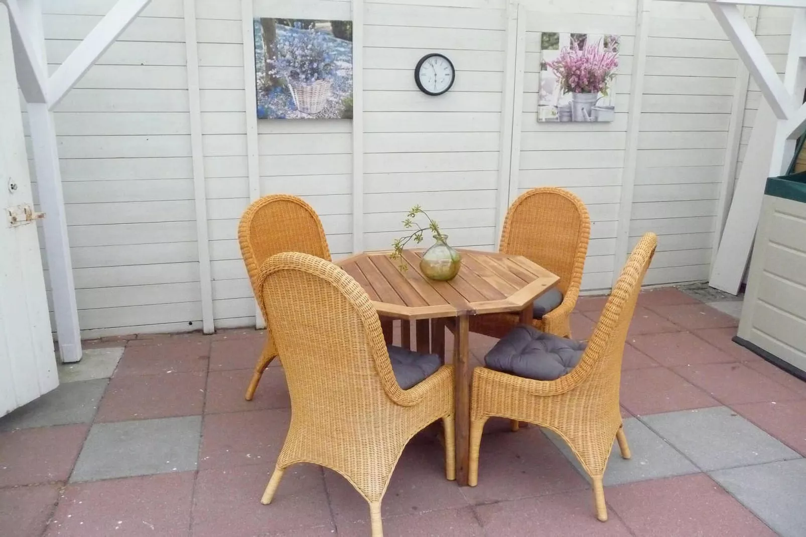 Fijne bungalow in Makkum-Terrace balcony