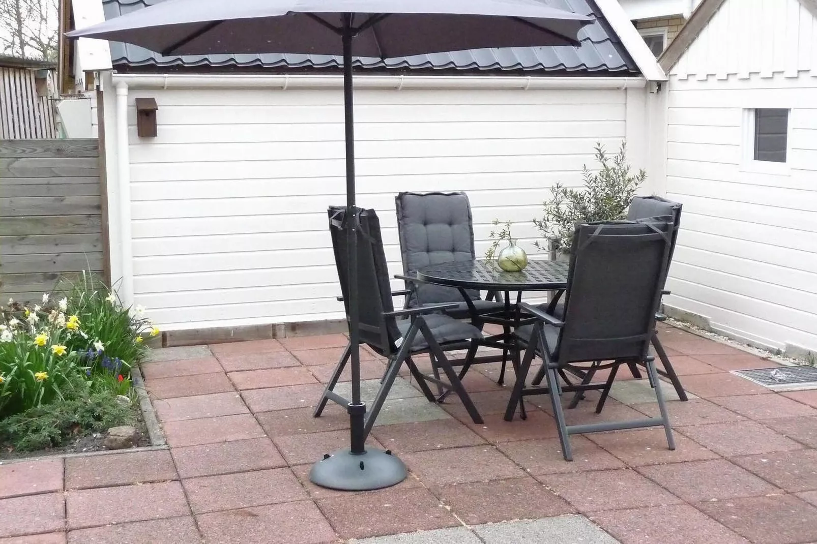Fijne bungalow in Makkum-Terrace balcony