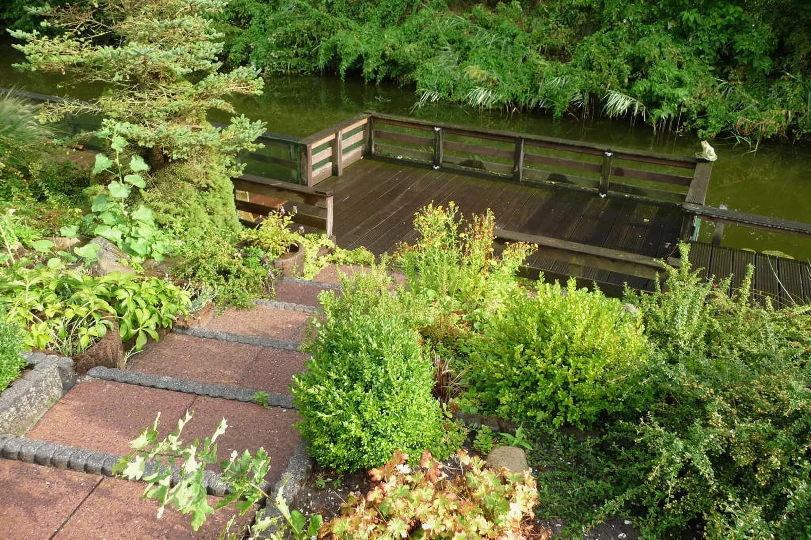 Fijne bungalow in Makkum-Gardens summer
