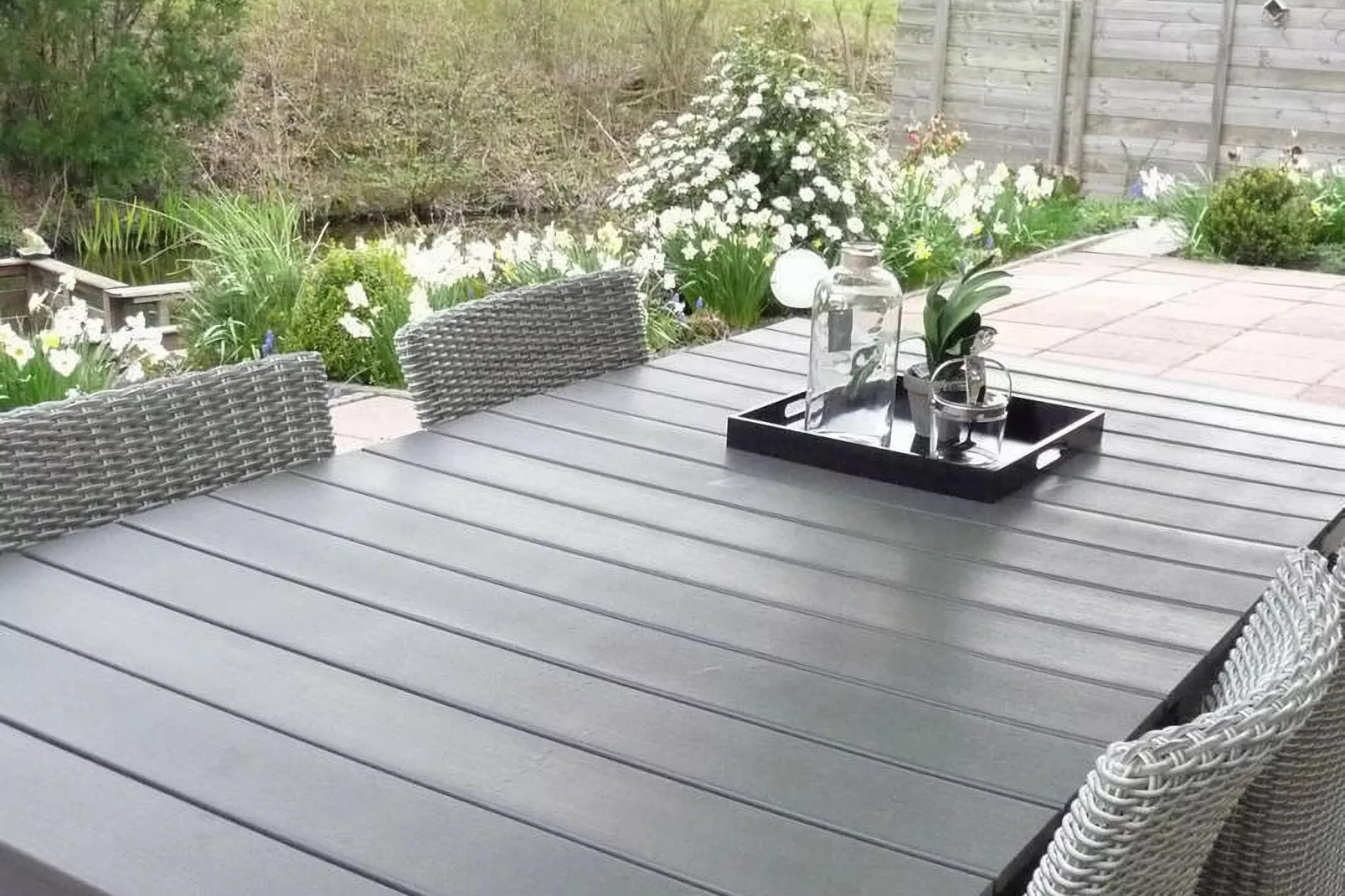 Fijne bungalow in Makkum-Gardens summer