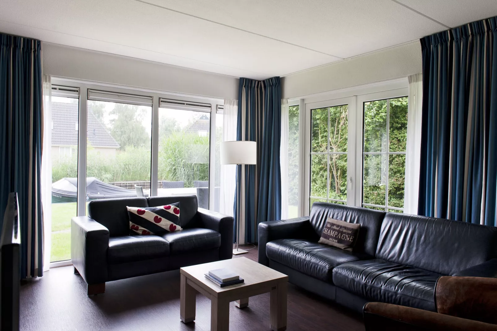 Fisker Wellness de Luxe VIP met sloep en buitenspa / 6 pers-Living room