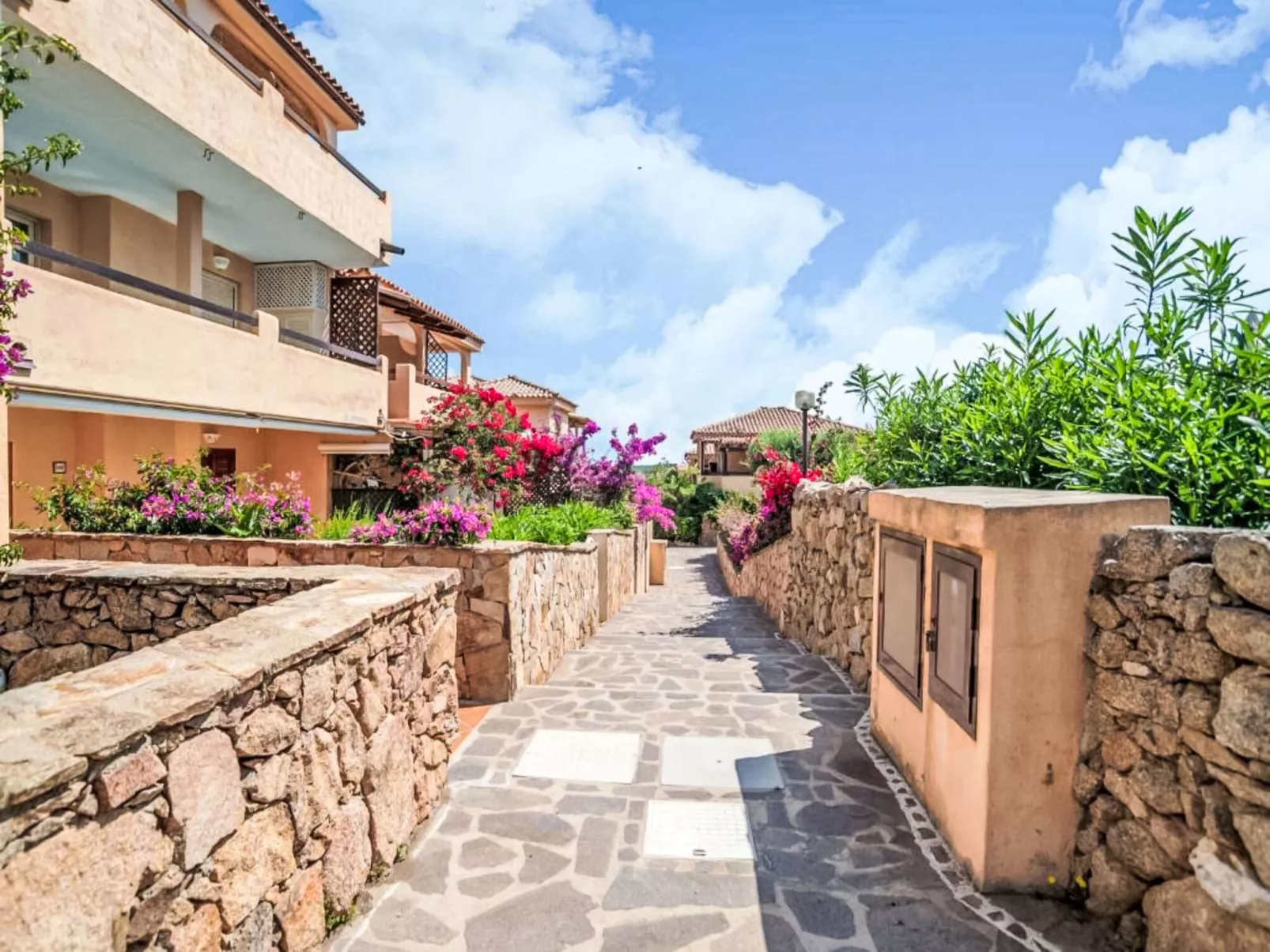 D4 - I1, Baia de Bahas-Outside