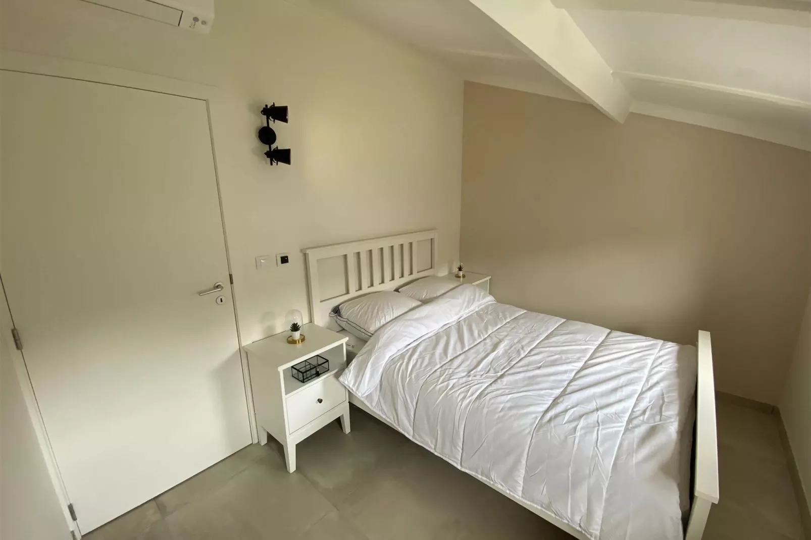 W90-Bedroom