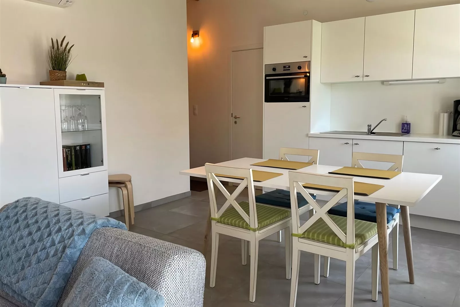 W94-Dining room