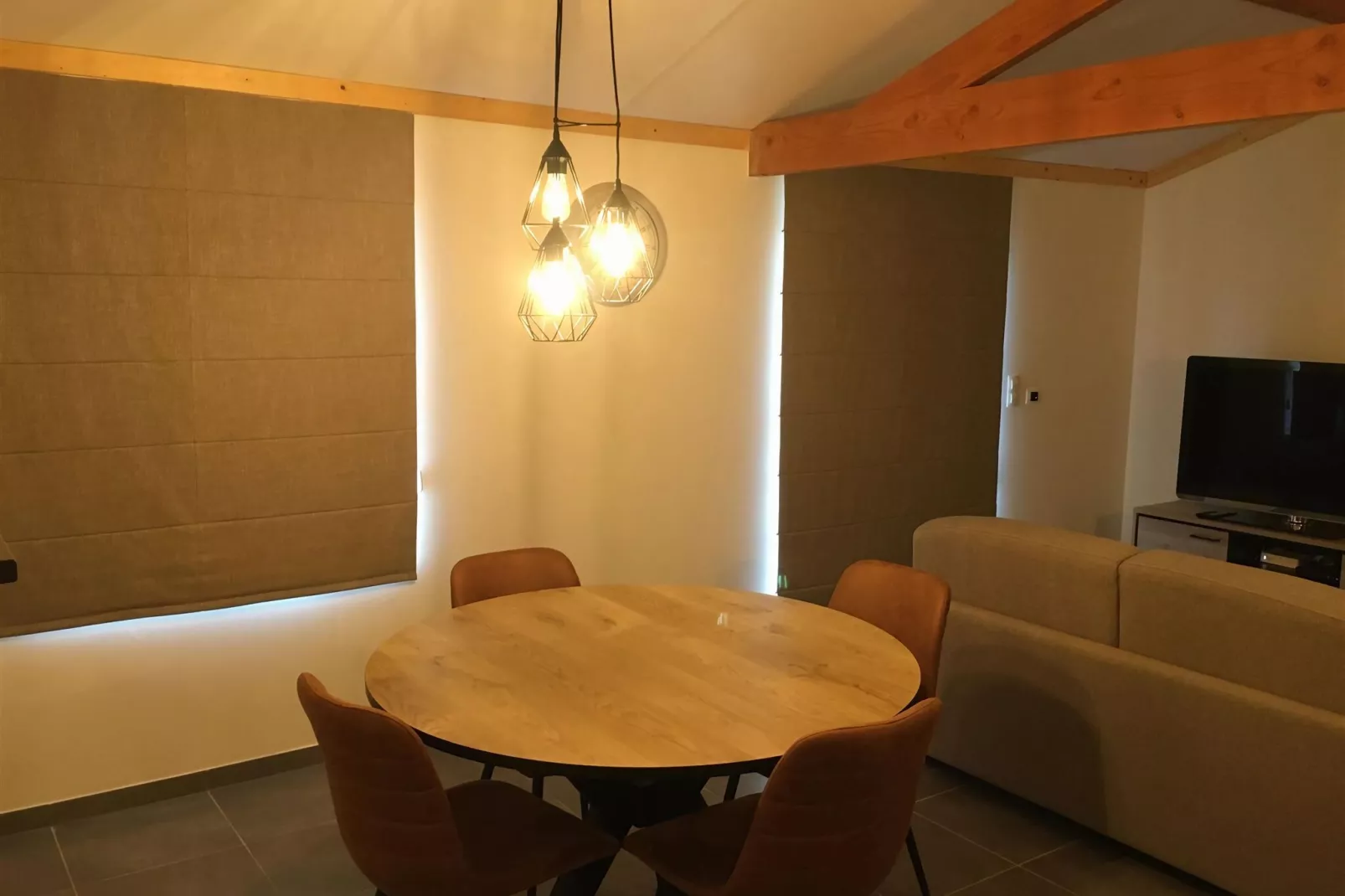 WH95-Dining room
