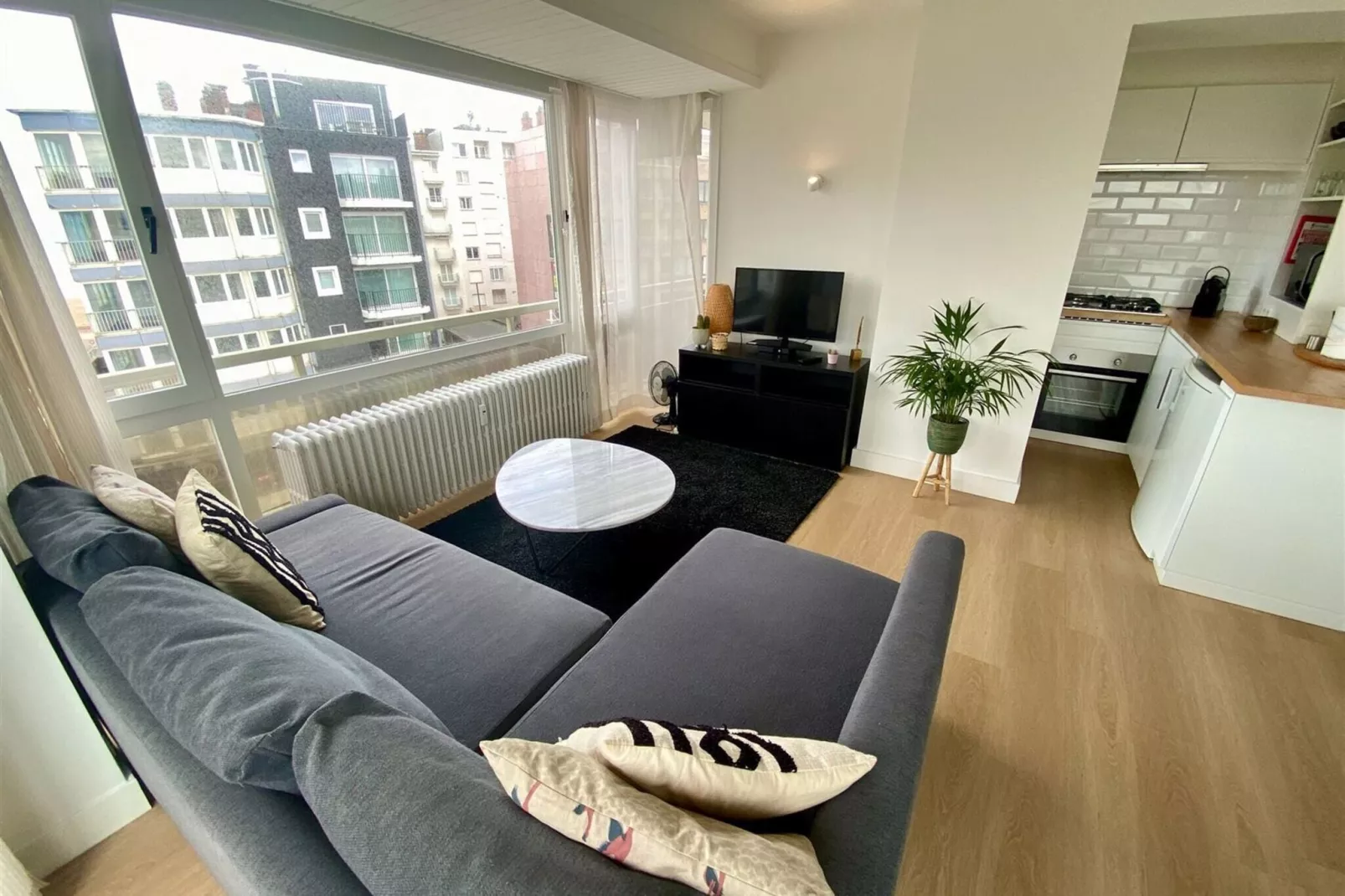 Chopin 402-Living room