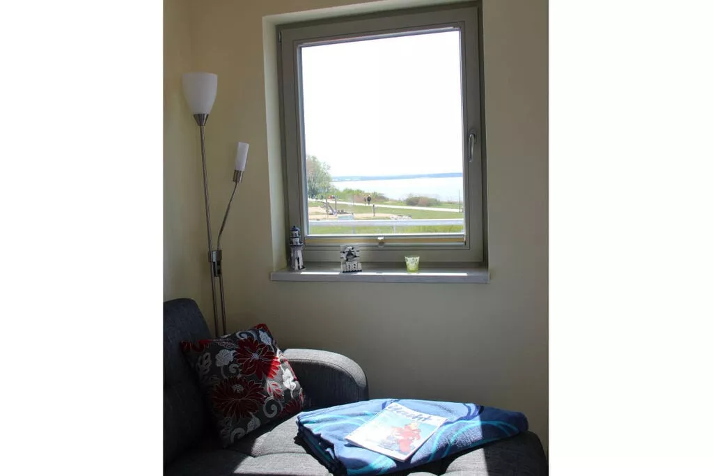 84143-Living room