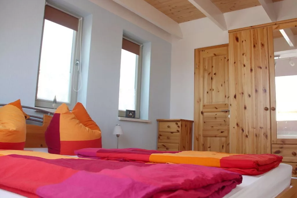 84143-Bedroom