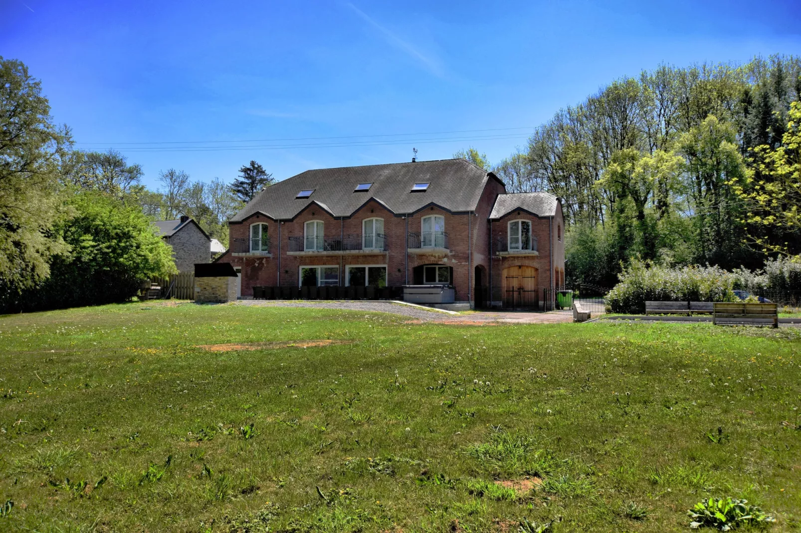 Bord de Rivière-Exterior summer