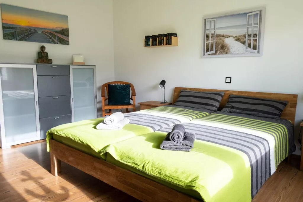 467005-Bedroom