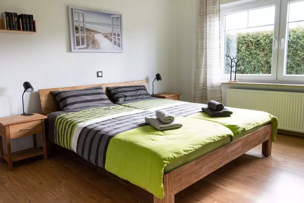 467005-Bedroom