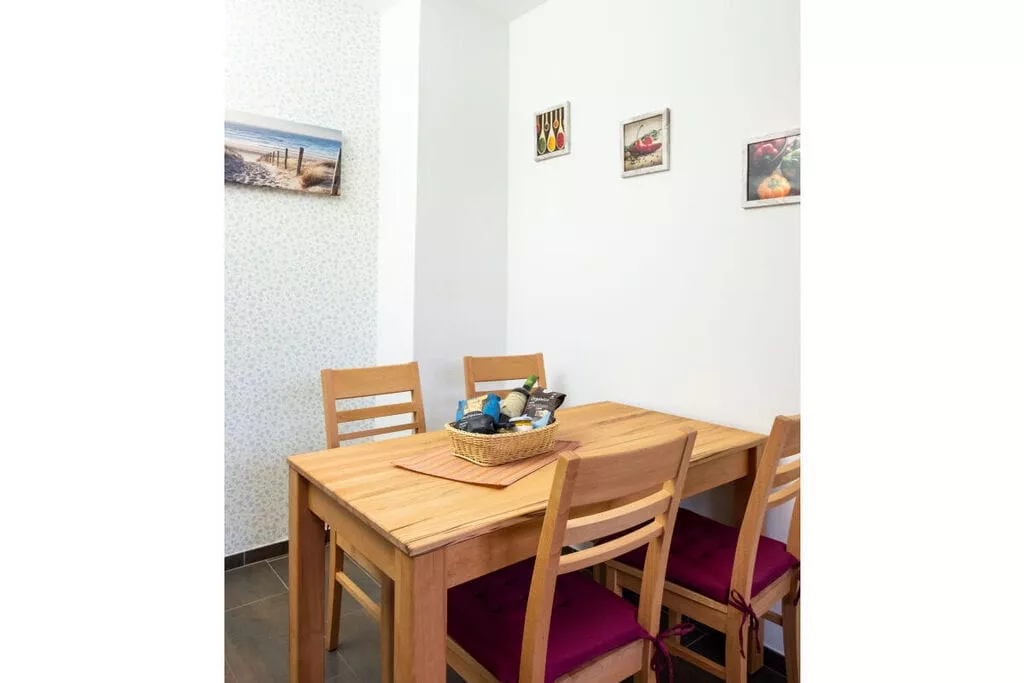 467005-Dining room