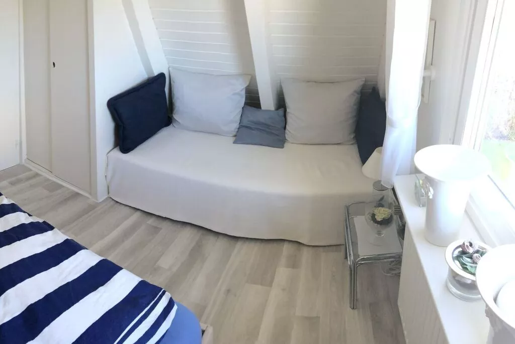 325588-Bedroom