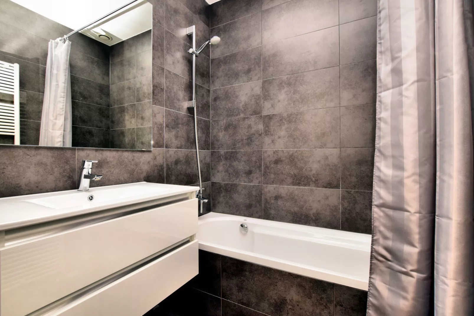 Bord de Rivière-Bathroom