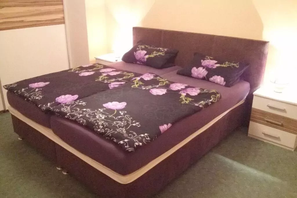 80570-Bedroom