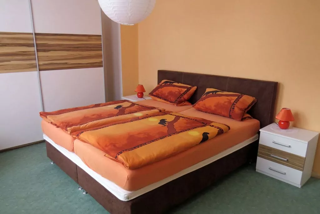 80570-Bedroom