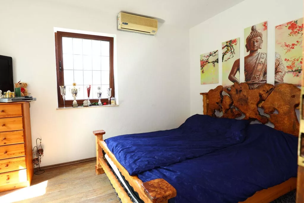 268306-Bedroom