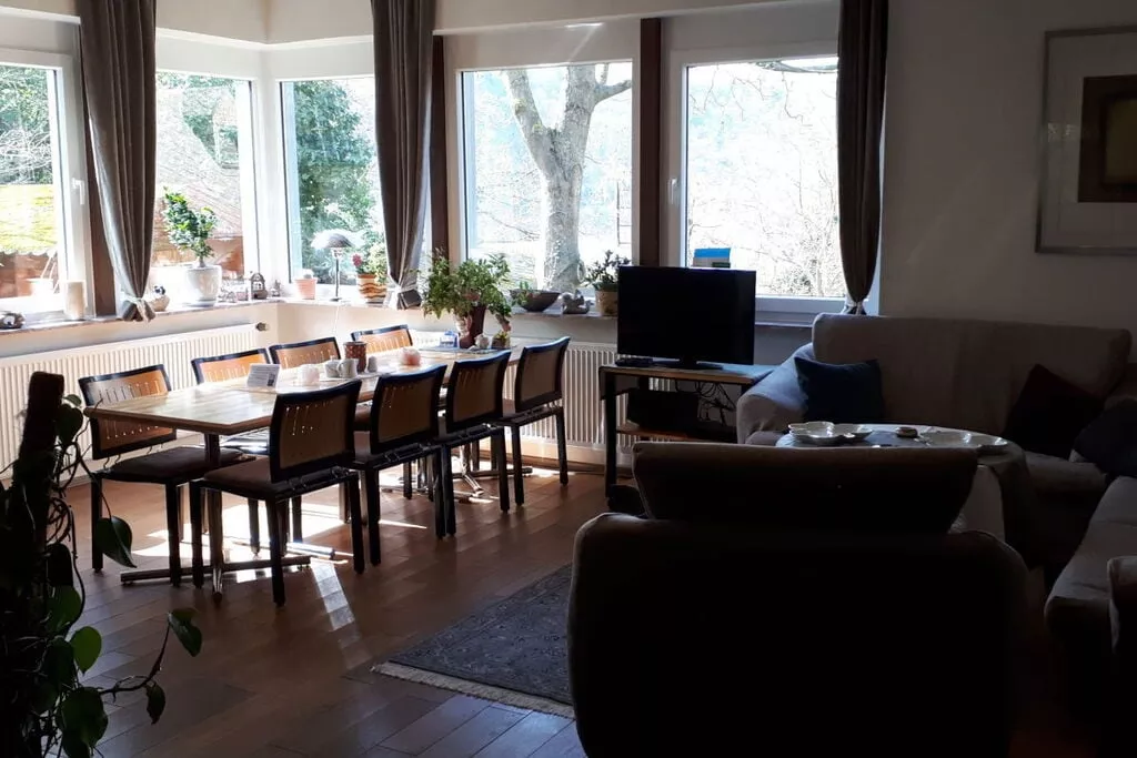 81942-Dining room