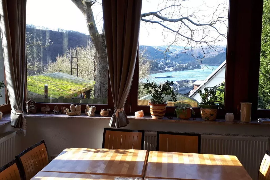 81942-Dining room
