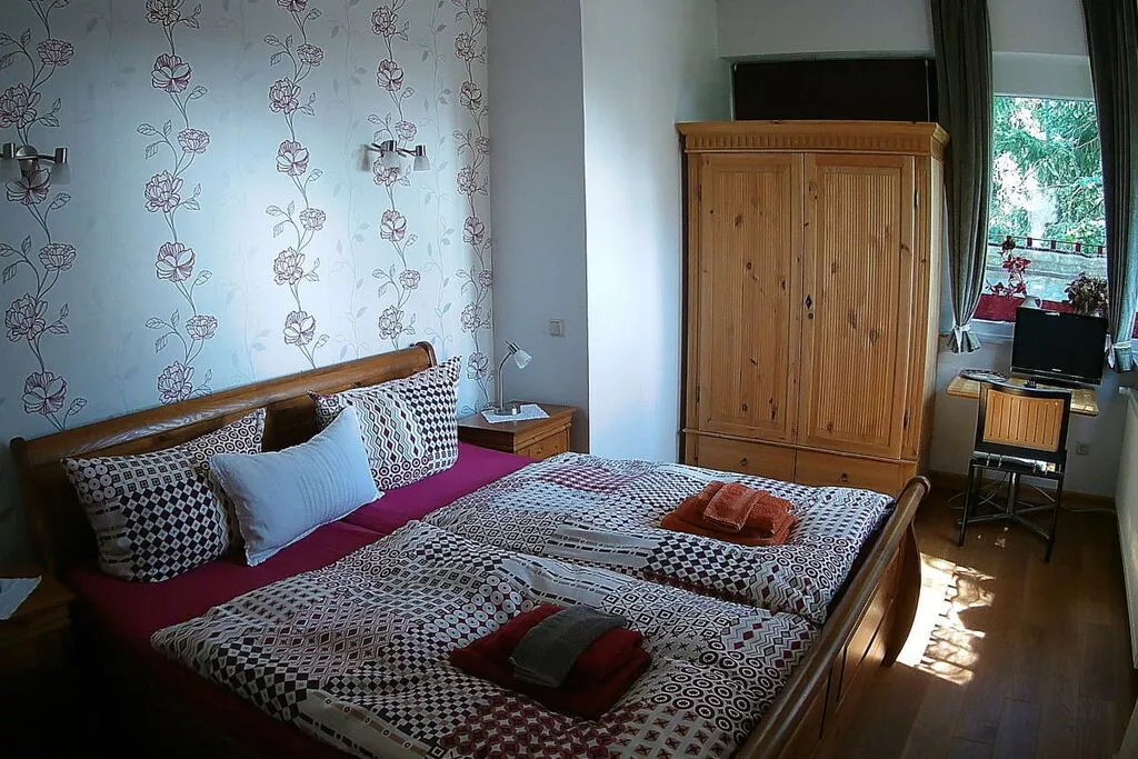 81942-Bedroom