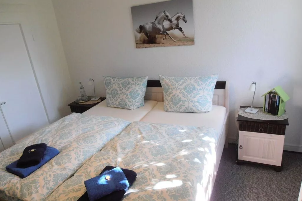 81942-Bedroom
