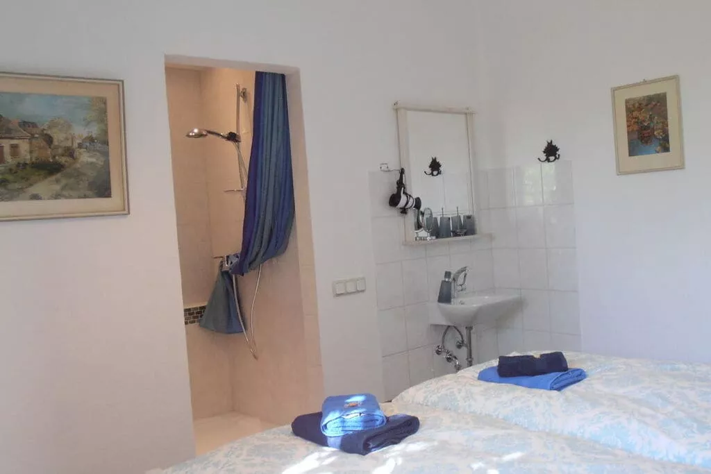 81942-Bedroom