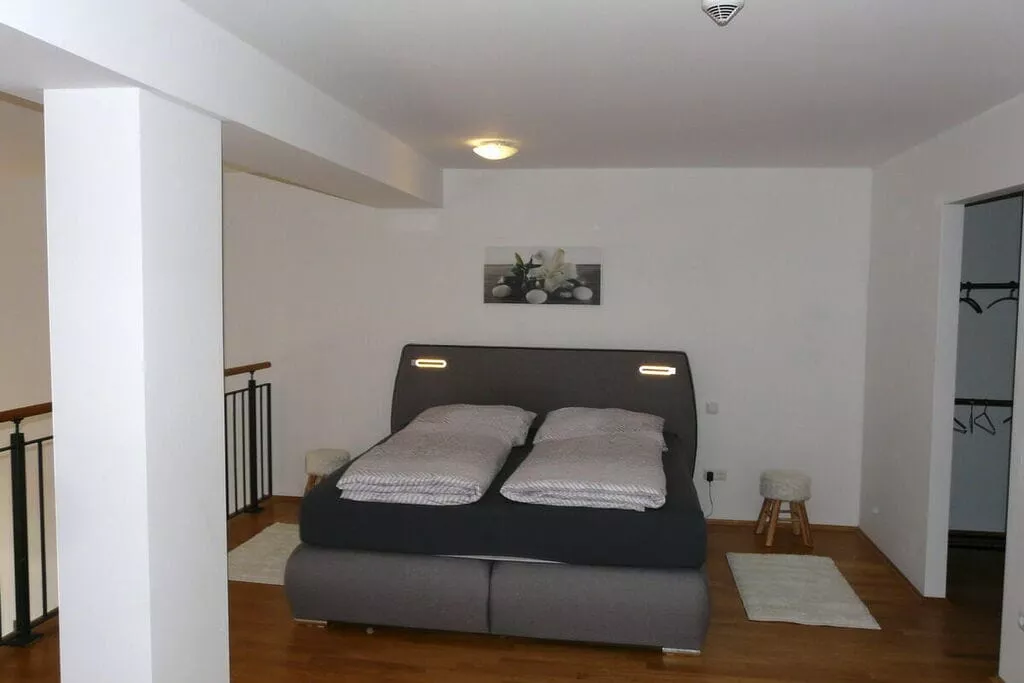 284752-Bedroom