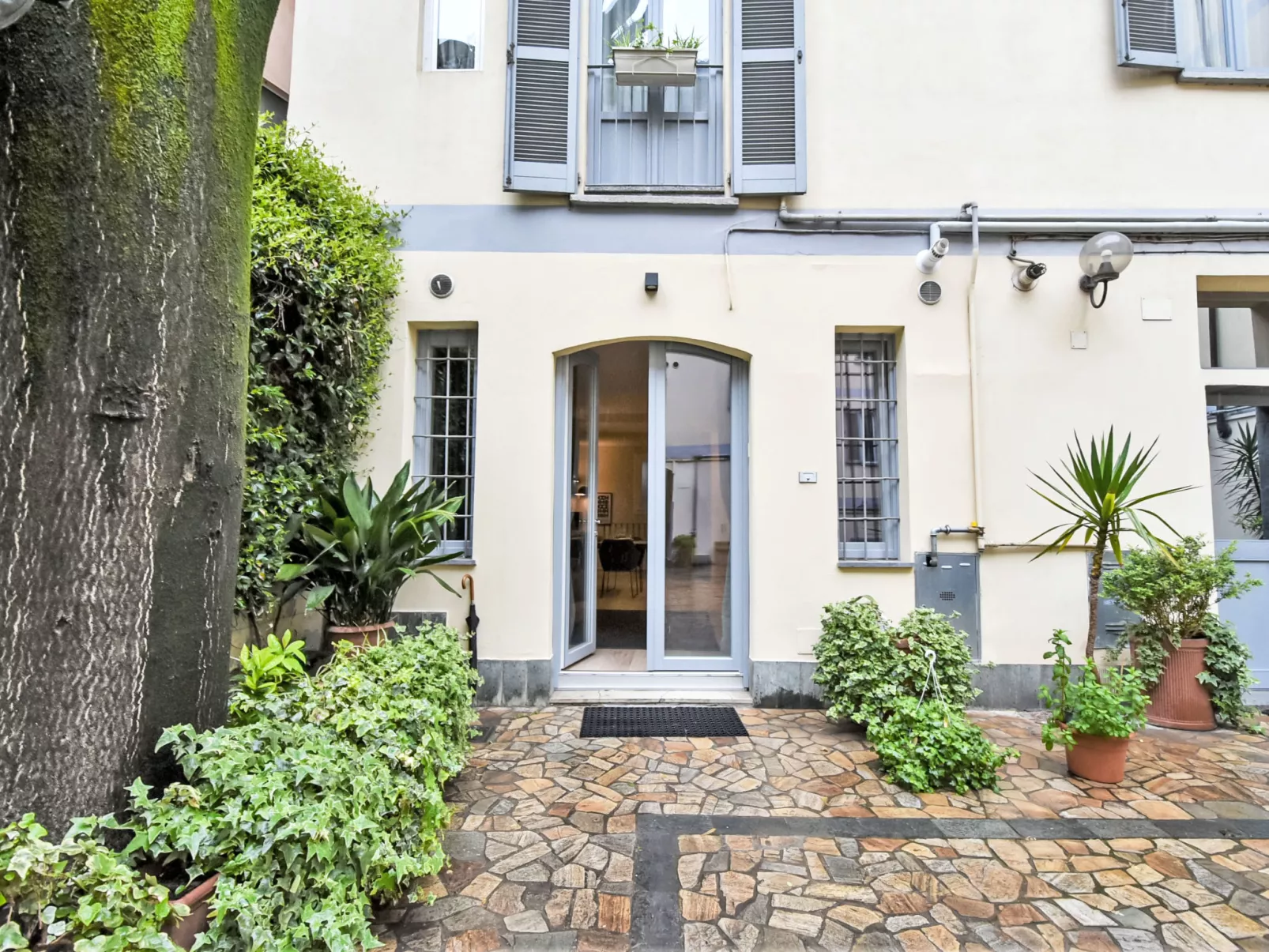 Crocetta Courtyard-Outside