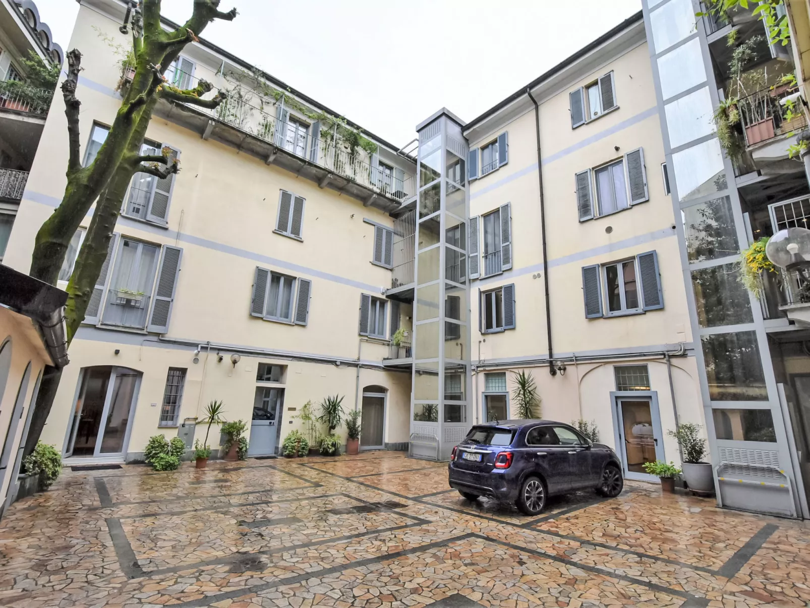 Crocetta Courtyard-Outside