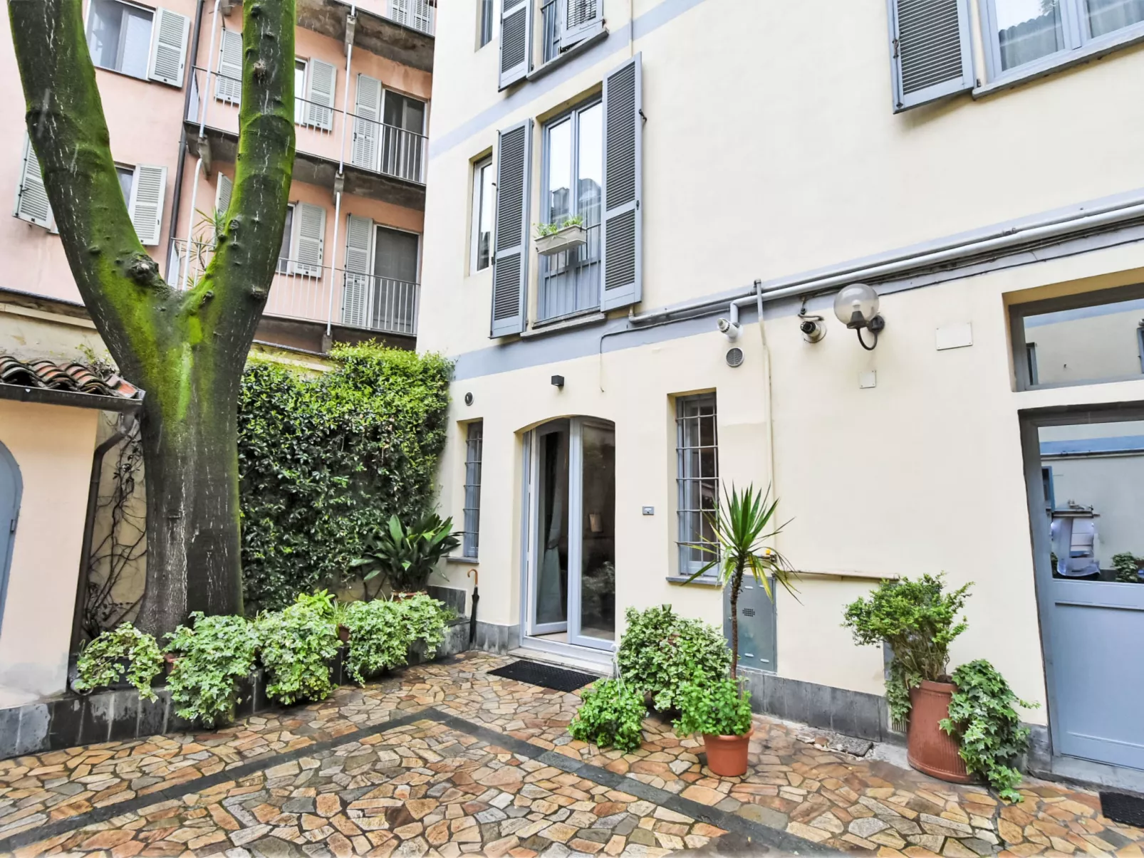 Crocetta Courtyard-Outside