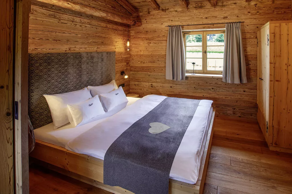 453275-Bedroom