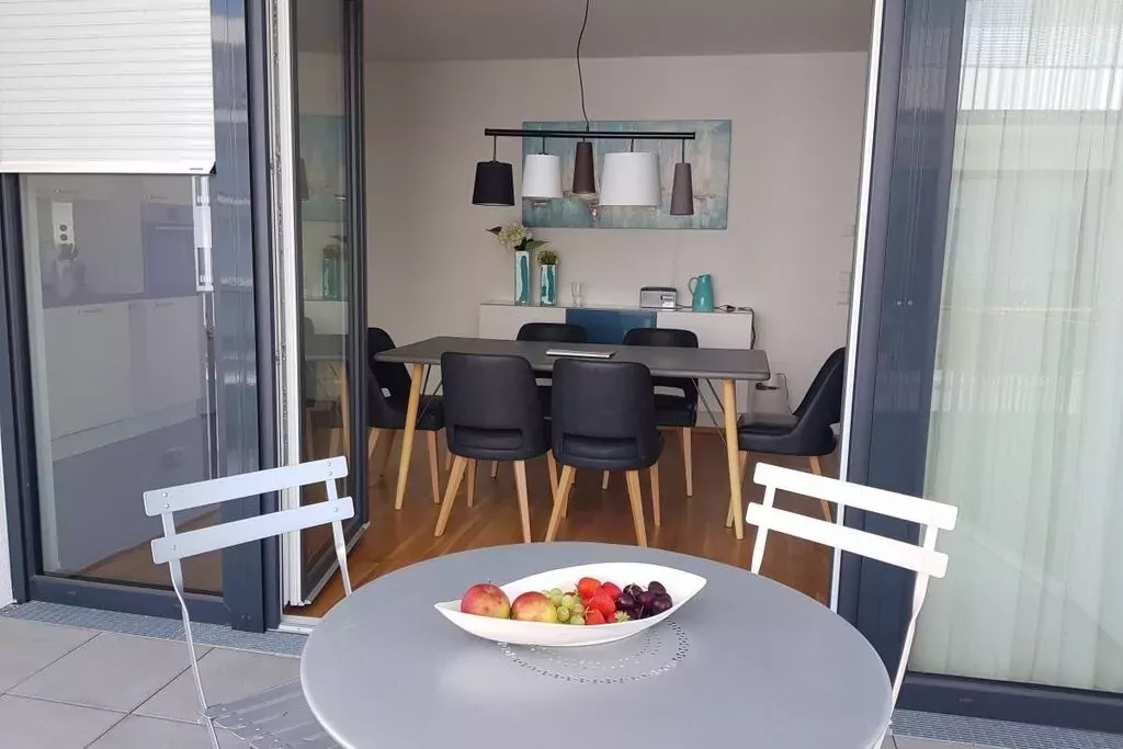 212921-Dining room