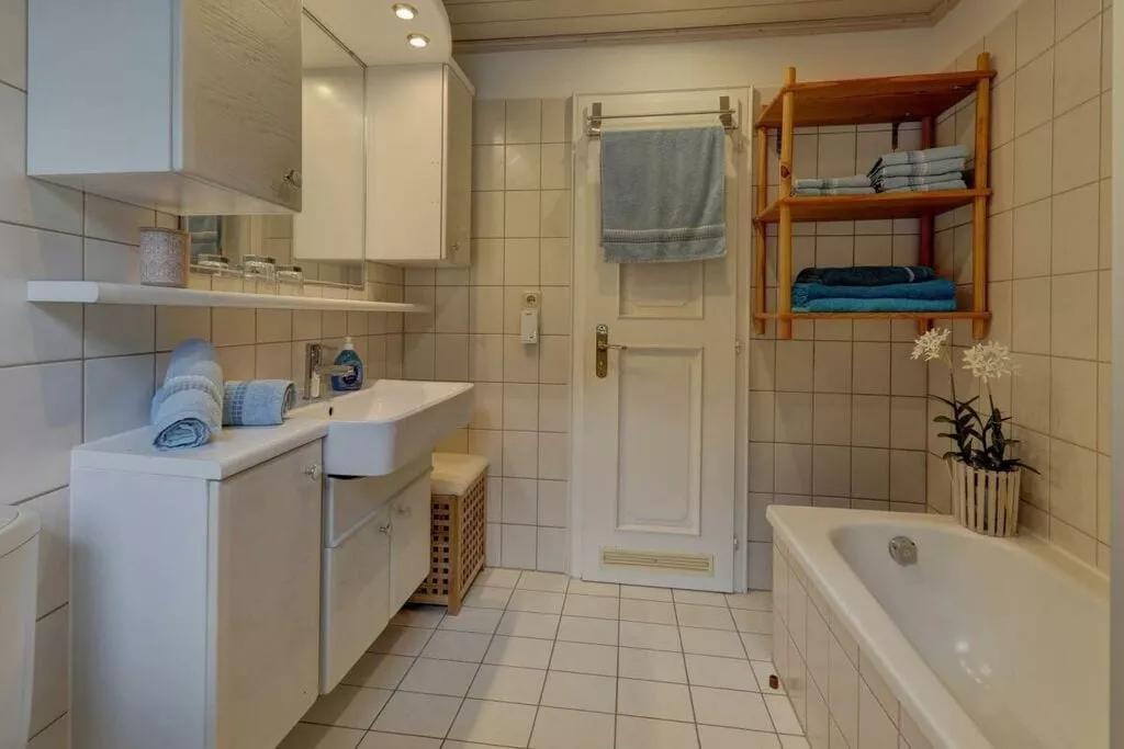 466835-Bathroom