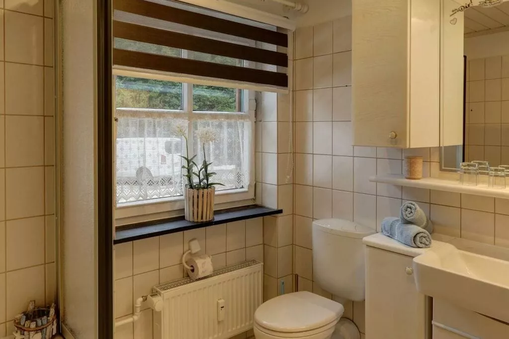 466835-Bathroom